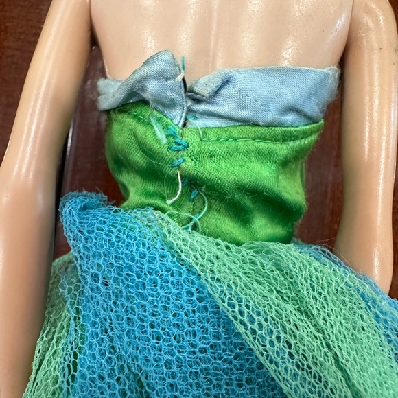 VINTAGE 1960S MATTEL BARBIE DOLL W/ SENIOR PROM DRESS GREEN/BLUE BUBBLE CUT HAIR - Picture 3 of 11